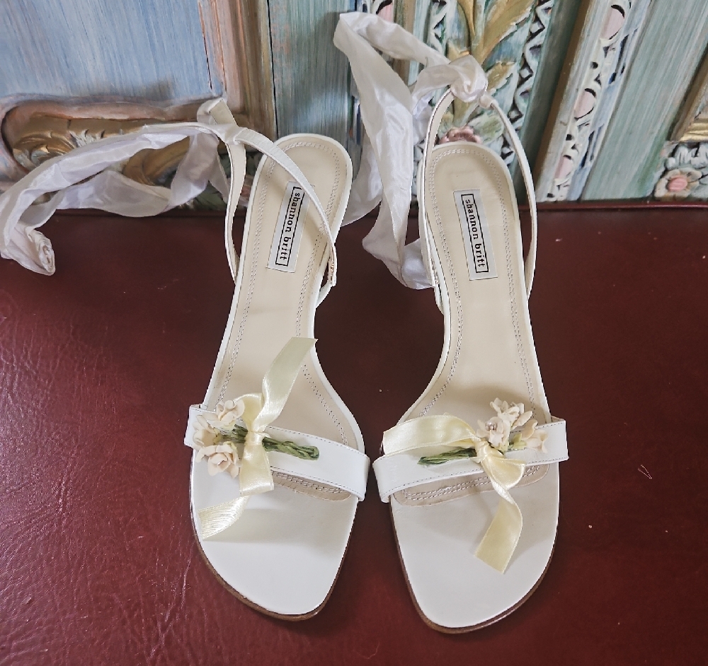 NEW BRIDAL Shannon Britt Floral bridal